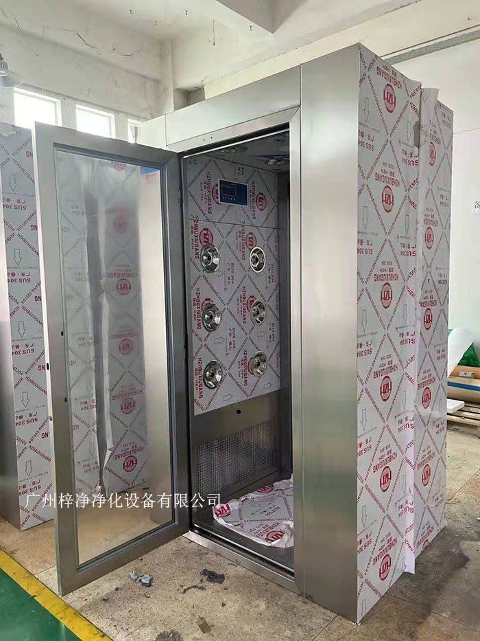 風(fēng)淋室是一種局部潔凈的設(shè)備，可以有效并迅速的去除人體表面附著的一切塵土及雜物
