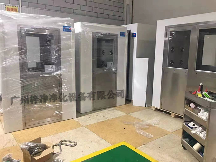 風(fēng)淋室作為一種重要的凈化設(shè)備，廣泛應(yīng)用于無(wú)塵室、電子、制藥等行業(yè)。