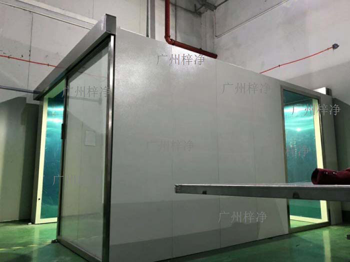 風淋室是醫(yī)療設備生產車間中不可或缺的潔凈設備 風淋室是醫(yī)療設備生產車間中不可或缺的潔凈設備