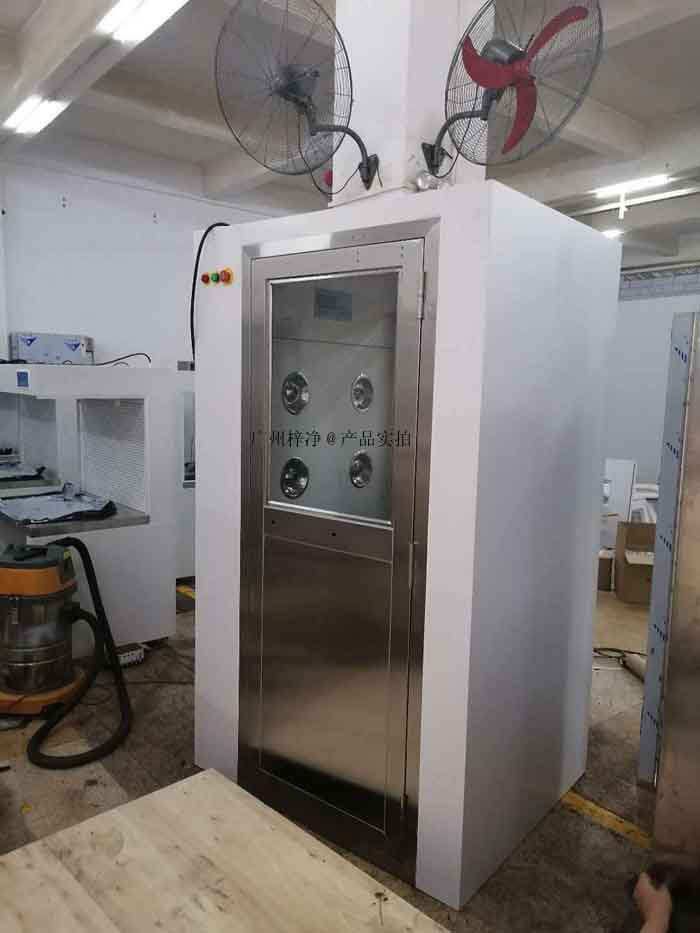 風(fēng)淋室通過(guò)高速氣流的沖擊，使進(jìn)入潔凈室的人員快速通過(guò)一個(gè)密封的空間