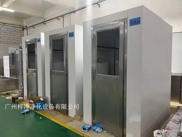 風(fēng)淋室作為潔凈室的人身凈化裝置，對(duì)于維持潔凈室的潔凈度至關(guān)重要。