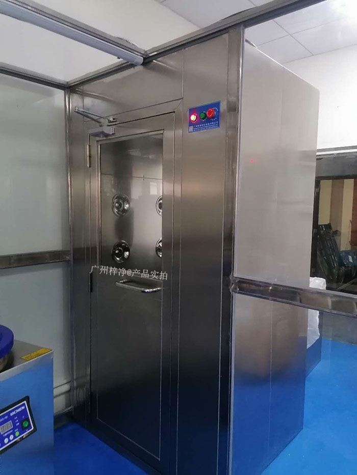 藥行業實驗室的風淋室可以根據實驗室的具體需求進行定制，包括風淋室尺寸、風淋室風速、風淋室高效空氣過濾器過濾效率等，以適應不同實驗活動的需要。