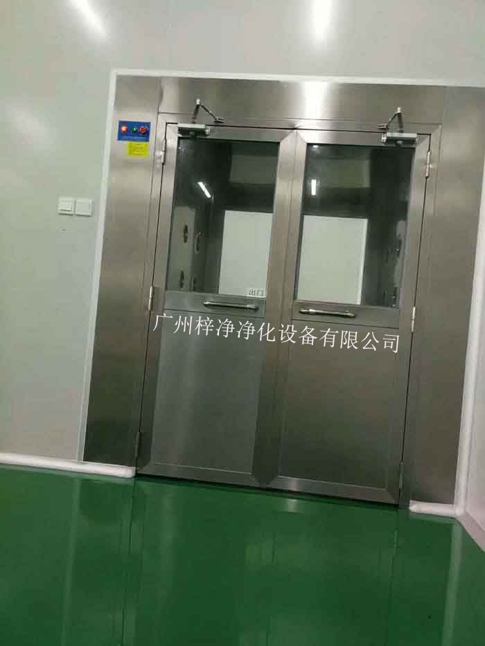 風淋室的主要功能是利用高速氣流對人體或物品進行吹淋，迅速去除其表面的塵埃和微粒，從而達到潔凈的目的。