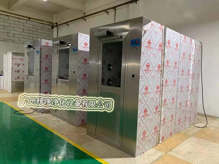 全不銹鋼風淋室通道外觀簡潔、大方，使用壽命長