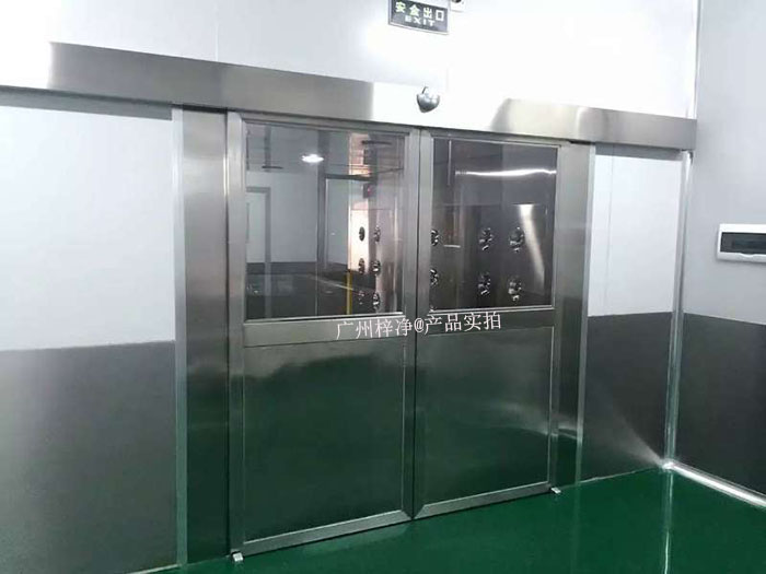 自動門風淋室采用自動感應技術,當人員接近時,門會自動開啟,人員通過后自動關閉。 自動門風淋室采用自動感應技術,當人員接近時,門會自動開啟,人員通過后自動關閉。