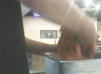 在開餐前,烤肉店一名員工正徒手攪拌肉片。